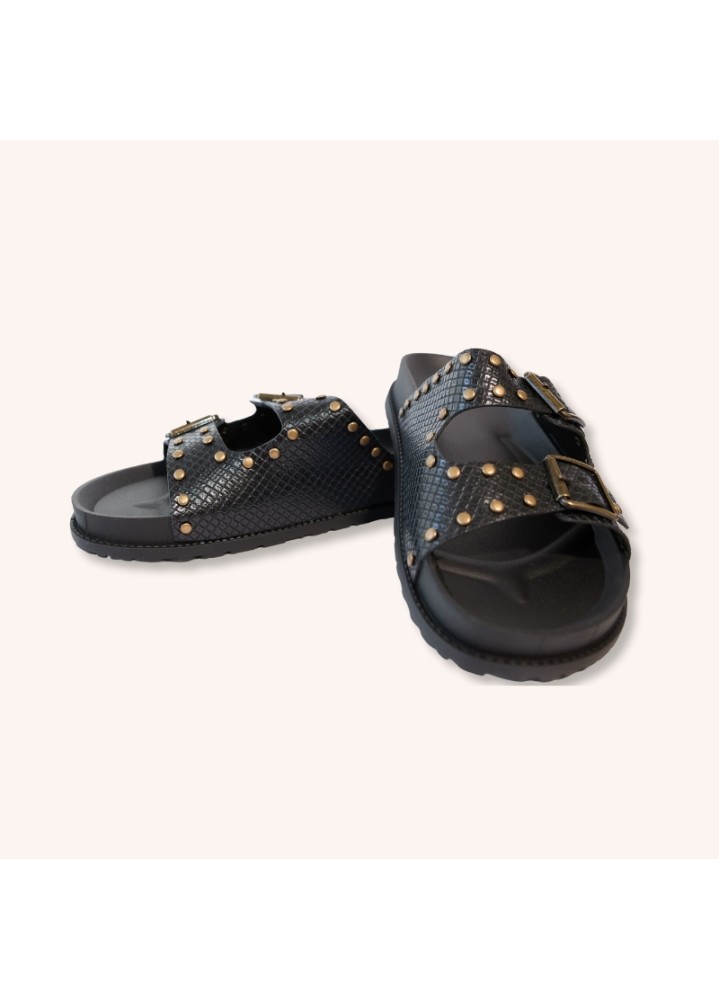 Sandales plates noires à clous et boucles